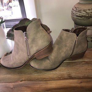 NWOT faux suede ankle boot  SZ 8